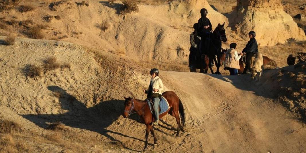 Kapadokya’ya yerli ve yabancı turistten yoğun ilgi! Şimdi keşfin tam zamanı: İster arazi aracıyla, ister atla… 3